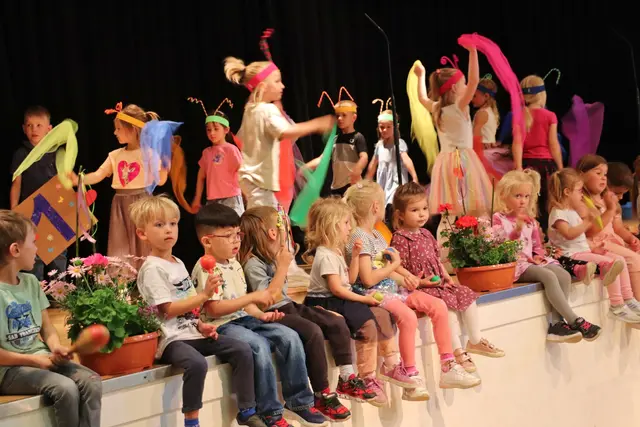 Viel Applaus gab es für die Kinder, aber auch für die Kindergartenpädagogen, die den Schmetterlingstanz mit ihnen einstudierten. | Foto: Edith Ertl