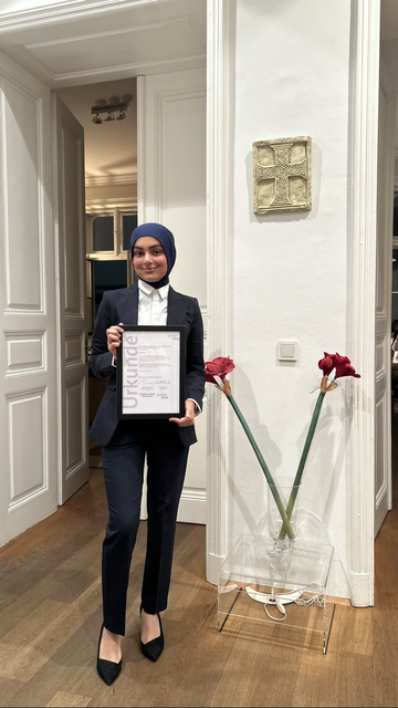 Nayab Zakaullah aus Hallein mit ihrem START-Diplom. | Foto: START Salzburg