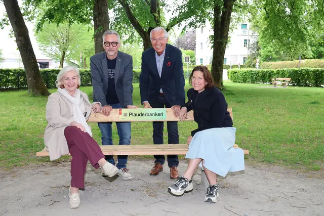 Stadträtin Andrea Brandner, Caritas-Direktor Kurt Sonneck, Dr. Richard Krausler, Rotary Club Salzburg-Altstadt und Susanne Pichler von Empathia probieren das neue Plauderbankerl im Salzburger Huemer Park aus. | Foto: Caritas Salzburg