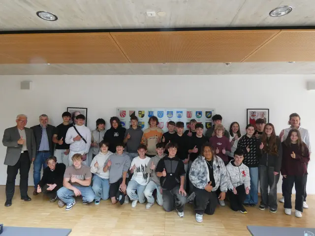 Die Schülerinnen und Schüler der PTS Prutz besuchten die Bezirkshauptmannschaft Landeck.