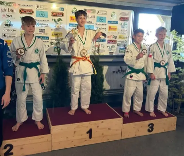 Podest mit jungen Judokas mit Medaillen