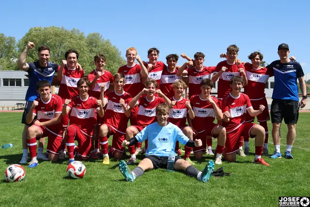 Die Mannschaft der HTL Pinkafeld jubelte nach dem 3:0-Finalsieg über den erneuten Landesmeistertitel im Fußball Oberstufe. | Foto: HTL Pinkafeld/Josef Gruber