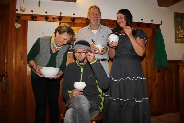 Elke Mörth (li.) liest der Theatertruppe jeden Wunsch von den Lippen ab. Da fühlen sich auch Regisseur Wolfgang Fasching (vorne), Tina Strauß (Agnes) und der Obmann des Vereins Sobothage, Edmund Enzi, der im Stück den Bürgermeister gibt, sehr wohl. | Foto: Josef Fürbass