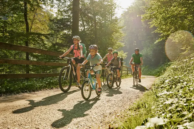 Radweg der Stubenbergklamm | Foto: Radfahren_Familie_Stubenbergklamm_Apfelland_Markus Lang-Bichl (2)