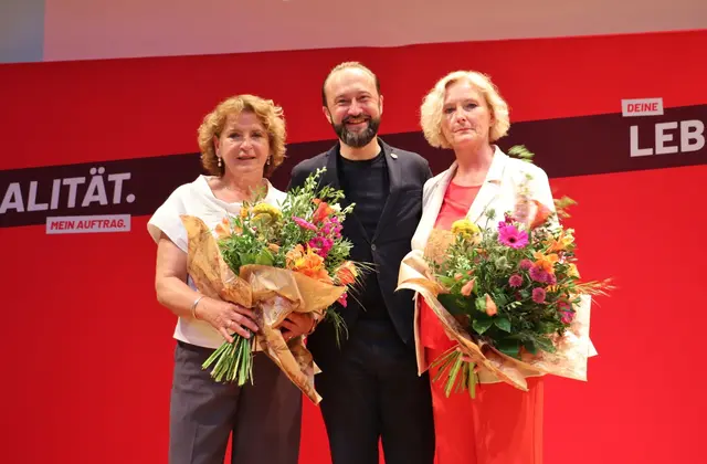 Max Lercher gratulierte GU-Bezirksvorsitzende Ursula Lackner und Frauenvorsitzende Karin Greiner zum nahezu 100%igen Wahlergebnis. | Foto: Edith Ertl