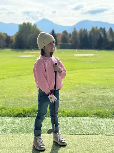 Mit strahlenden Augen erleben die Kinder ihr erstes Training mit dem Schläger. | Foto: ET Golf Performance Academy