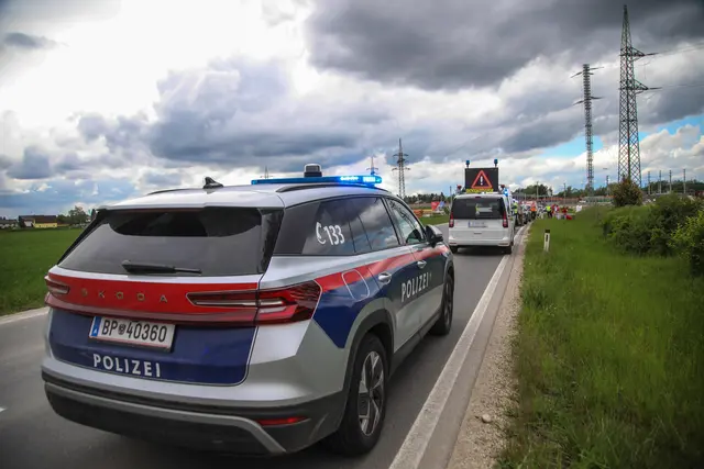 Ein Fußgänger wurde beim Überqueren einer Straße in Marchtrenk schwer verletzt und musste vom Notartzt versorgt werden.