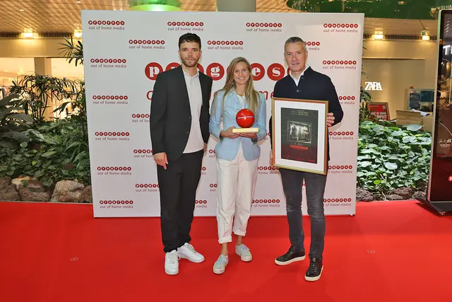 Sieger Salzburger Altstadtgaragen - Susanne Spatt
v.l.n.r.: Fabian Schwaiger (Progress Werbung), Maria Theresia Hannak (Werbung &amp; Design), Dominik Sobota (Geschäftsführer Progress Werbung) | Foto: Progress Außenwerbung