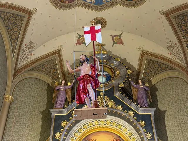 Christi Himmelfahrt wird in Tirol mit traditionellen Bräuchen wie dem „Hochziehen“ einer Christusfigur sowie neuen liturgischen und gemeinschaftlichen Formen begangen. | Foto: Schultes/Pfarre Nassereith