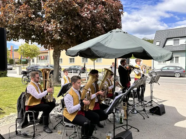 Blasmusiktruppe unter Sonnenschirm