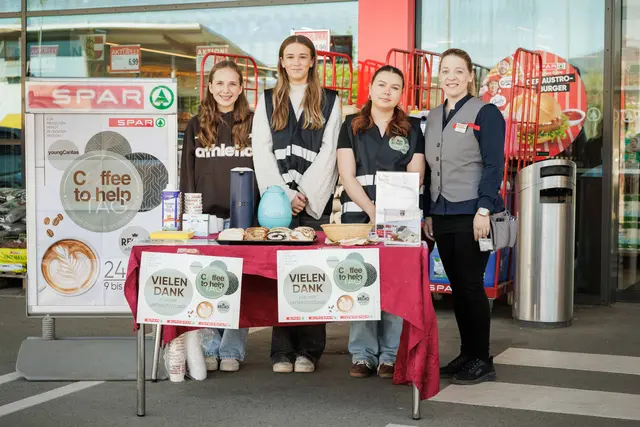 Schenkten im SPAR-Supermarkt Feldkirchen, Lindl, Kaffee für den guten Zweck aus: die Schülerinnen Lina Elsbacher, Hanna Tillian-Köck und Sophie Schellander mit der stellvertretenden Marktleiterin Kerstin Dokl | Foto: Caritas