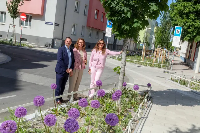 v.l.: Bezirksvorsteher Marcus Franz (SPÖ), Neos-Wien-Klubvorsitzende Selma Arapovic und Planungsstadträtin Ulli Sima (SPÖ) haben das Supergrätzl offiziell eröffnet und zum Nachbarschaftsfest geladen. | Foto: Stadt Wien/Christian Fürthner