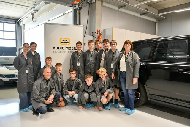 Zu Besuch bei Audio Mobil in Ranshofen: Die Schüler der MS Neukirchen zeigten sich interessiert. | Foto: Audio Mobil