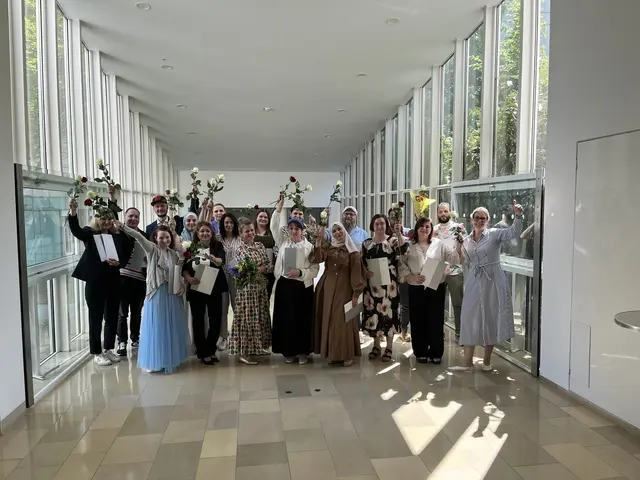 Die zehn Frauen und fünf Männer im Alter zwischen 27 und 50 Jahren legten die kommissionelle Abschlussprüfung ab.  | Foto: OÖG