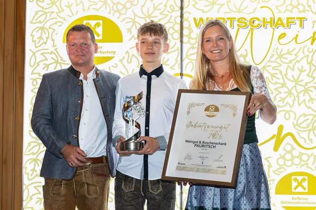 So sehen Sieger aus: Die Familie Pauritsch mit der Auszeichnung zum Gebietsweingut 2026.