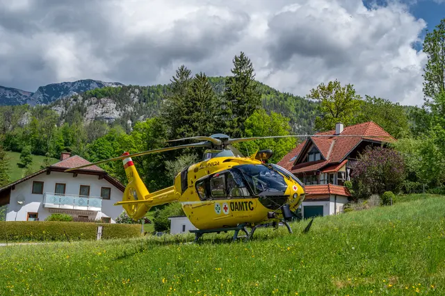 Aus bislang unbekannter Ursache war ein Lenker mit seinem Fahrzeug von der Fahrbahn abgekommen und mit der Fahrerseite an einem Carport zum Stillstand gekommen. | Foto: Team fotokerschi