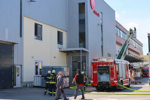 Ein Großaufgebot an Einsatzkräften musste zu einem Brand beim Unternehmen VFI in Wels-Vogelweide ausrücken. | Foto: laumat.at