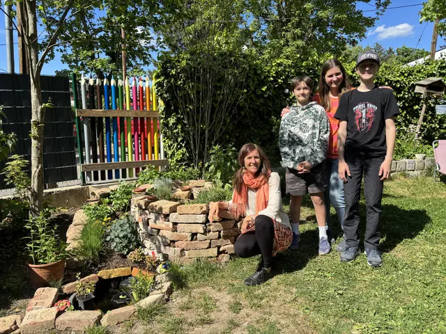 Kräuterpädagogin Michaela Hörl freut sich, dass Familie Kizska durch sie ihre eigene Kräuterspirale im Garten angelegt hat. | Foto: Lauren Fahrenberger / MeinBezirk