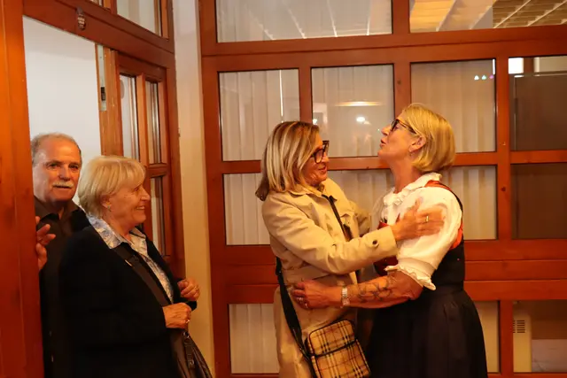Freude auf ein Wiedersehen: Renate Linser-Sachers mit Birgit Runggaldier. Ganz links: Hubert und Margit. | Foto: Kendlbacher