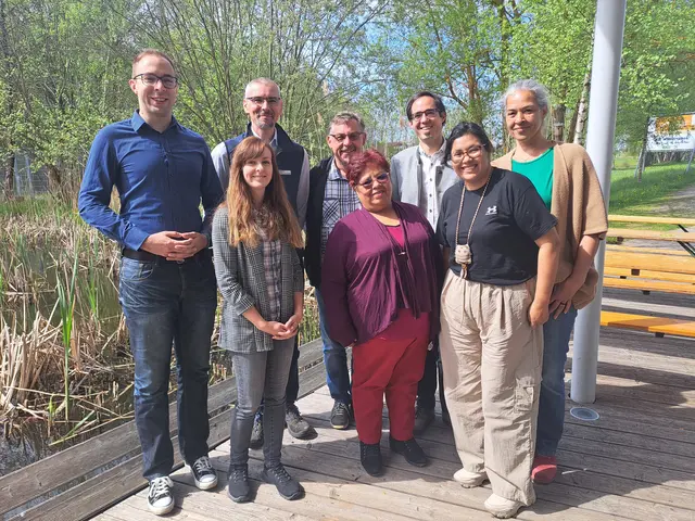 Águeda Coloque und Lenny Espinoza (im Bild vorne Mitte und rechts) bei ihrem Besuch im Naturpark Hochmoor Schrems. | Foto: Michaela Spritzendorfer-Ehrenhauser