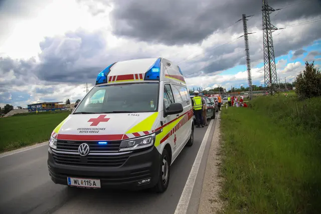 Ein Fußgänger wurde beim Überqueren einer Straße in Marchtrenk schwer verletzt und musste vom Notartzt versorgt werden.