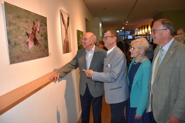 Josef Stefan führte die Gäste durch die Ausstellung und erzählte zu den Bildern seine Geschichten. | Foto: Alexandra Goll