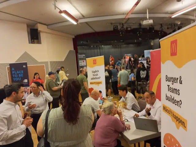 Die Besucherinnen und Besucher konnten sich an den Ständen über das jeweilige Berufsbild informieren. | Foto: AMS Liezen