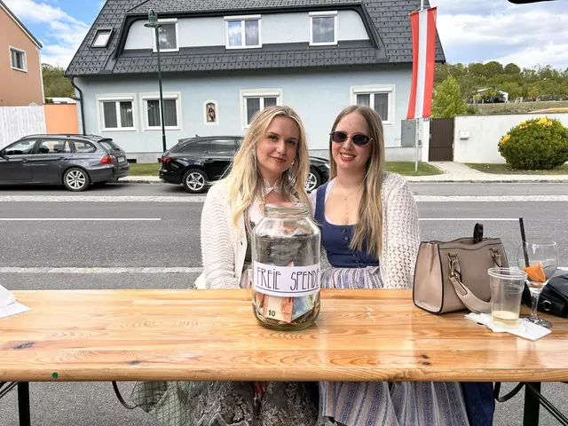 Zwei Mädchen im Dirndl