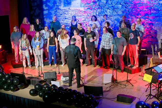Das Vocalensemble Innpuls steht seit vielen Jahren für kreative und abwechslungsreiche Chormusik – von anspruchsvollen A-cappella-Stücken bis hin zu unterhaltsamen Konzertformaten mit Humor und szenischen Elementen - wie hier beim Kabarettkonzert "Kehrvert" im Herbst 2025. | Foto: Vocalensemble Innpuls / Schwingenschlögl