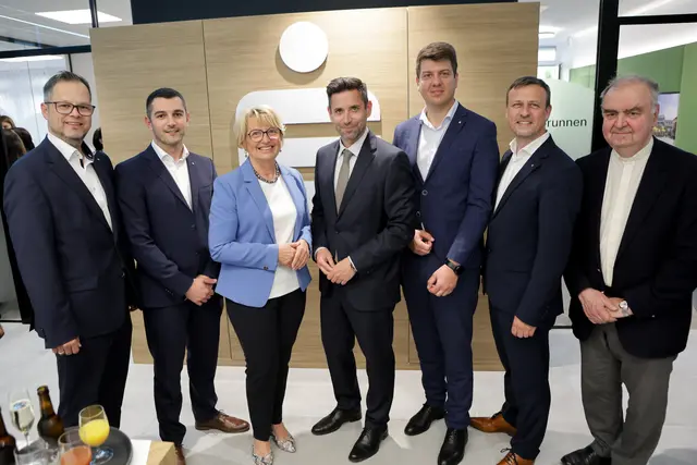 Erwin Schustereder (Regionalleiter Sparkasse OÖ im Raum Grieskirchen), Marcel Jany (Filialverantwortlicher Sparkasse OÖ in Grieskirchen), Bürgermeisterin Maria Pachner, Manuel Molnar (Vorstandsdirektor Sparkasse OÖ), Gerald Klinger (Marktbereichsleiter Sparkasse OÖ West &amp; Bayern), Martin Doblinger (Marktbereichsleiter-Stv. Sparkasse OÖ West &amp; Bayern) und Johann Gmeiner (Pfarrer und Dechant in Grieskirchen) | Foto: Sparkasse OÖ/Andreas Maringer