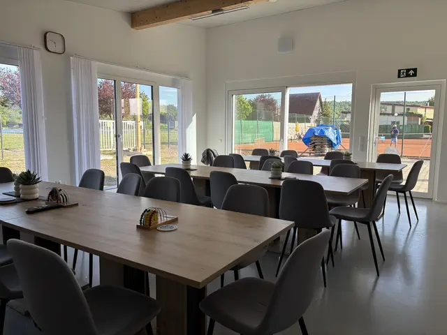 Der Aufenthaltsraum im neuen Vereinsheim des Tennisvereins ist sehr großräumig. 
