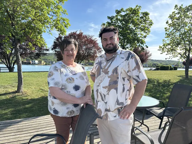 Freuen sich auf einen schönen Sommer am Badesee Rauchwart: Bürgermeisterin Michaela Raber und See-Restaurant-Pächter Ali Sözeri. | Foto: Elisabeth Kloiber