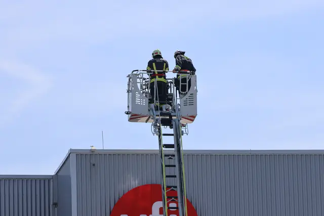 Ein Großaufgebot an Einsatzkräften musste zu einem Brand beim Unternehmen VFI in Wels-Vogelweide ausrücken. | Foto: laumat.at