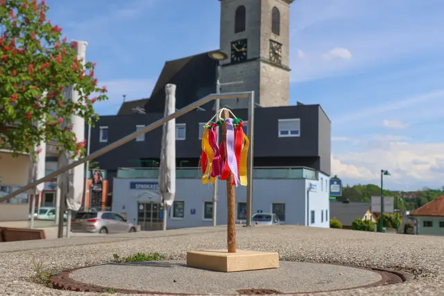 Besser klein als gar nicht: Oberösterreichs kleinster Maibaum vor dem Gemeindeamt in Eberstalzell. | Foto: laumat.at