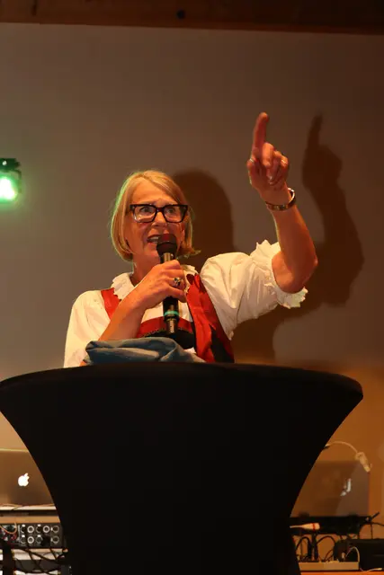 In einer persönlichen Rede blickte Birgit Runggaldier auf die vergangenen Jahre ihrer Gastrozeit zurück und bedankte sich bei all jenen, die sie auf ihrem Weg begleitet und unterstützt hatten.  | Foto: Kendlbacher