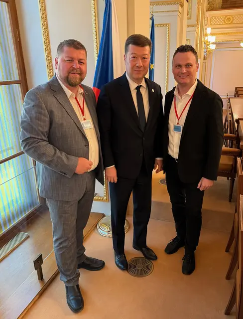 Bundesrat Andreas Spanring, Parlamentspräsident Tomio Okamura und Landtagsabgeordneter Andreas Bors im tschechischen Parlament  | Foto: zVg