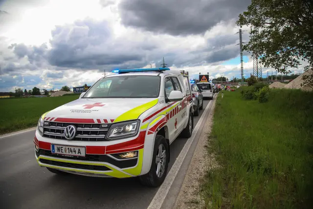 Ein Fußgänger wurde beim Überqueren einer Straße in Marchtrenk schwer verletzt und musste vom Notartzt versorgt werden.