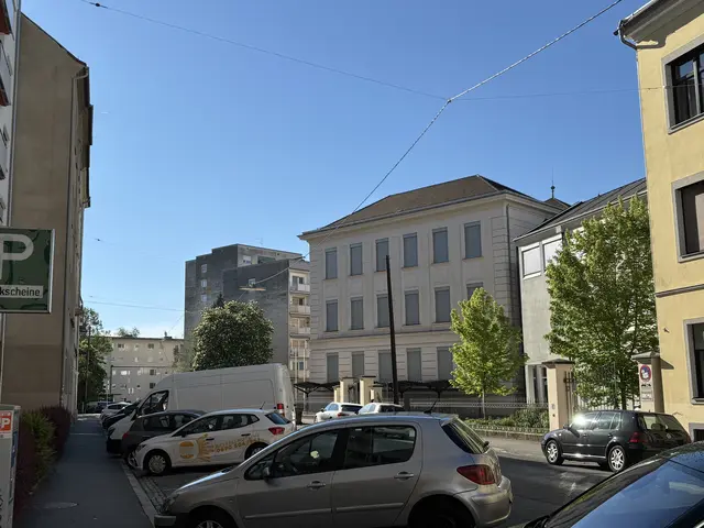 Parkende Autos vor der geschlossenen Schule. 