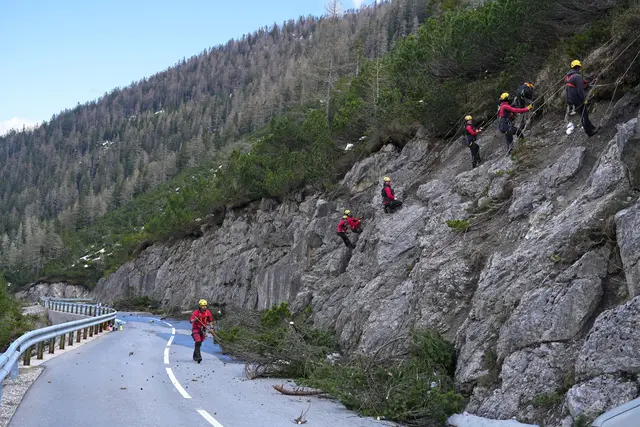 Rund 430 Stunden dauerten die Felsräumarbeiten rund um die Hahntennjochstraße. | Foto: Land Tirol/Schallhart