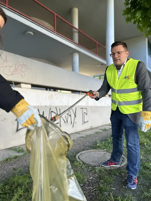 Meidlinger Bezirkschef Wilfried Zankl räumt am Schöpfwerk auf
