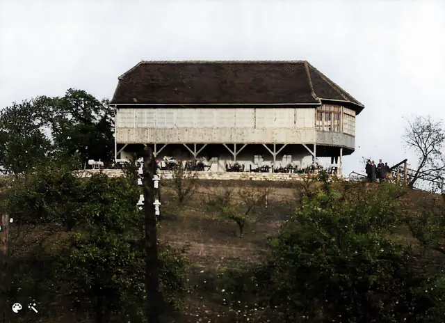 Das Café Rosenhain als großes Gebäude mit Panoramablick auf Graz