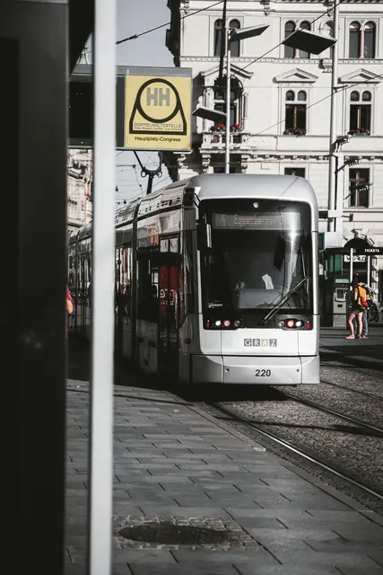Eine Straßenbahn in Graz. 
