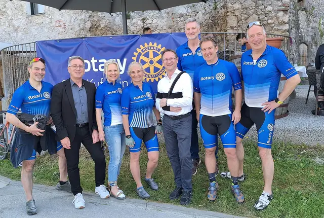 Kufstein war erster Stopp der Rotary Friedensradler Tour von Rosenheim nach Jesolo: Bgm. Martin Krumschnabl (2.v.l.) mit den Damen der Organisation: Birgit Grupp-Fischer und Gerti Gruber, RCK Präsident Ralph Kriechbaum und den Distrikt Governors aus Österreich und Bayern. | Foto: Rotary Club Kufstein