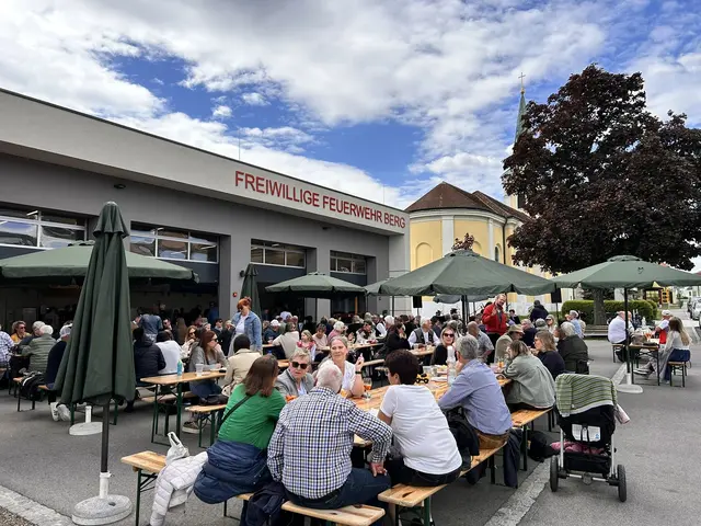 Heurigenbänke mit Menschen