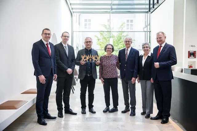 Bürgermeister Markus Vogl, Steyr, Martin Hagmayr, Kurator des Lernort Synagoge, Karl Ramsmaier, Vorsitzender Mauthausen Komitee Steyr, David Greenfield mit Tochter Naomi Greenfield und Gattin Carol Greenfield, Landeshauptmann Thomas Stelzer (von links) | Foto: Land OÖ/Max Mayrhofer