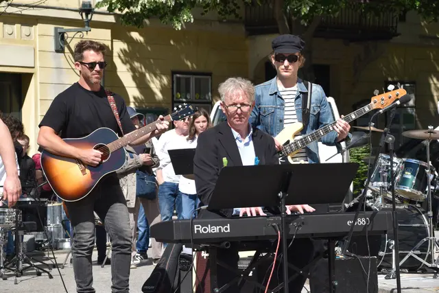 Eine Band begleitet den Chor beim Einzelauftritt. | Foto: Mirjam Preineder