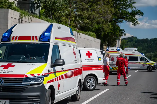 Zahlreiche Rettungskräfte standen im Einsatz. | Foto: FOTOKERSCHI / SIMON BRANDSTÄTTER