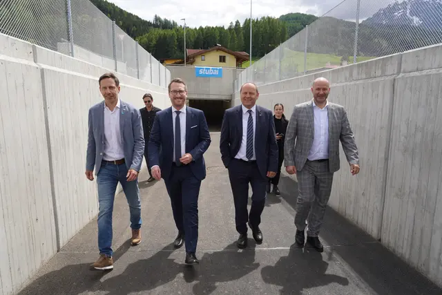 Die neue Unterführung getestet und für hervorragend empfunden haben LHStv. Philip Wohlgemuth (2.v.l.), LHStv. Josef Geisler (2.v.r.), TVB-Obmann Adrian Siller (l.) und Hausherr Bgm. Daniel Stern | Foto: Kainz