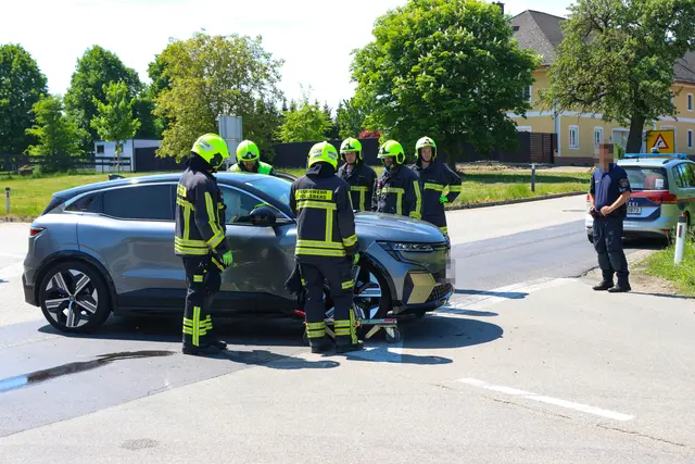 Renault und Mini krachen auf Kreuzung in Steinerkirchen zusammen. | Foto: laumat.at