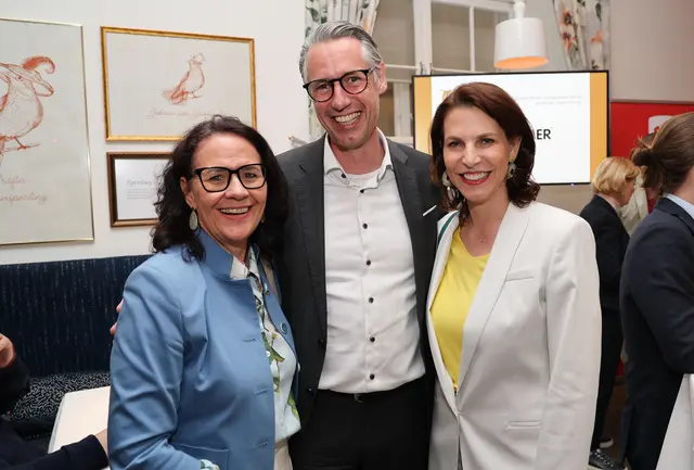 Landesrätin Daniela Gutschi, FH Rektor Dominik Engel und Landeshauptfrau Karoline Edtstadler | Foto: Land Salzburg / Franz Neumayr